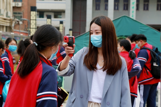 重整旗鼓！看102高级中学的“孩子王”为学生开学上课保驾护航