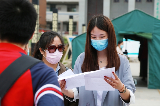 重整旗鼓！看102高级中学的“孩子王”为学生开学上课保驾护航