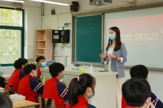 重整旗鼓！看102高级中学的“孩子王”为学生开学上课保驾护航