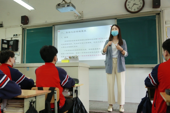 重整旗鼓！看102高级中学的“孩子王”为学生开学上课保驾护航