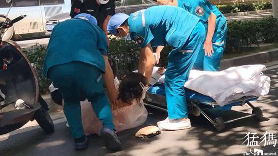 郑州：小电电撞伤女子后提速“闪人” 跑腿小哥见义勇为脱岗“追逃”