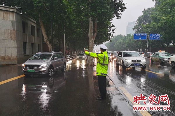 降雨不断 郑州警方切实做好各项防汛抢险保障工作