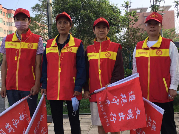 漯河城管交通志愿者引领文明出行