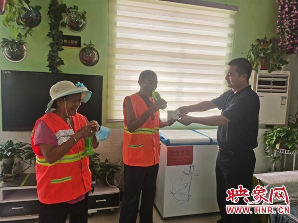 郑州公交清凉小屋增设“爱心冰柜” 免费冷饮送清凉