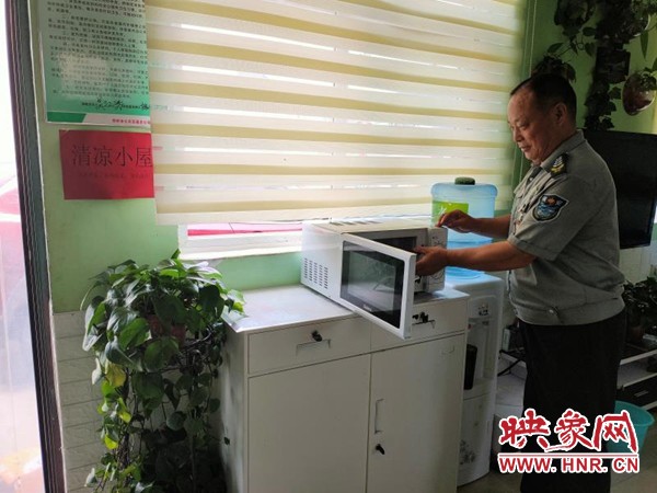 郑州公交清凉小屋增设“爱心冰柜” 免费冷饮送清凉
