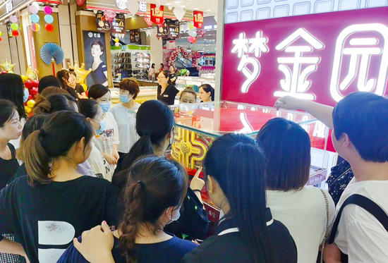 “巨型黄金戒指”在郑州展出 重82.2公斤价值数千万元