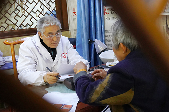 56岁老中医免费捐赠40余万元抗疫汤剂