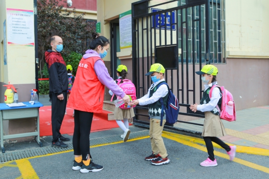 郑州全市小学今日返校复学 错峰入校秩序井然